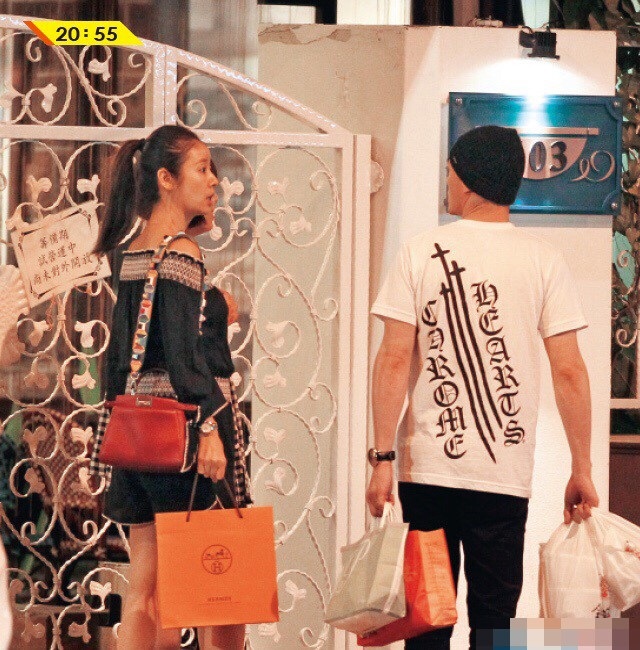 "Bà bầu" Lâm Tâm Như nhanh nhẹn và năng động - 8
Lâm Tâm Như đã có một ngày mua sắm vô cùng hiệu quả. Ngôi sao 40 tuổi trông vẫn rất đẹp dù không trang điểm.