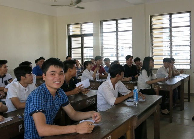 Thí sinh dự thi môn Lịch sử tại điểm trường THPT Trần Phú (Đà Nẵng) sáng nay 4/7