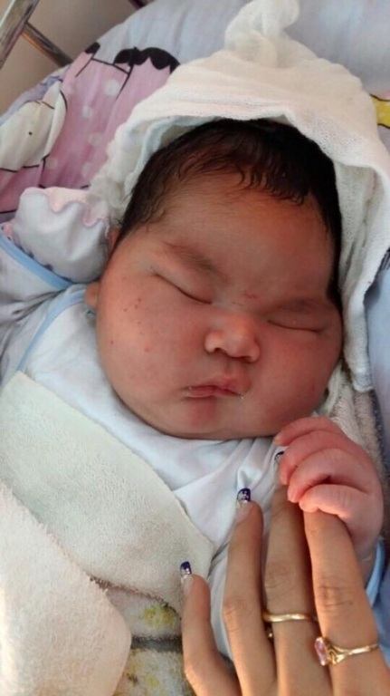 Bé nặng tới 6,1kg