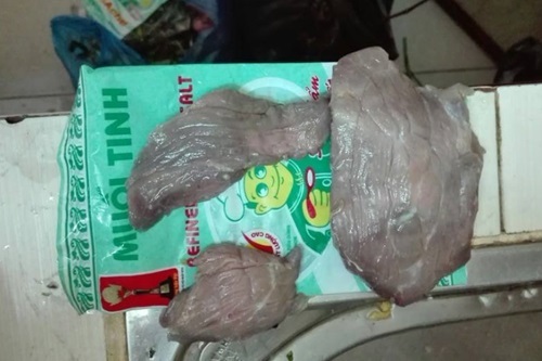 Tá hỏa phát hiện miếng thịt bò biến thành màu trắng sau 2 tiếng - 3 Sau 2 tiếng mua về nhà, miếng thịt bò đổi màu sắc