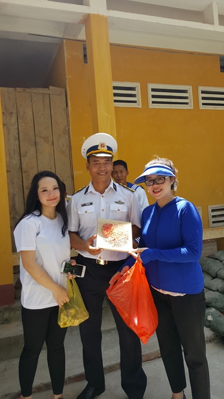 Ca sĩ - NSƯT Minh Ánh trúng cử Đại biểu Quốc hội khóa XIV - 3 Minh Ánh và Đoàn trường Cao đẳng Nghệ thuật Hà Nội vừa có chuyến đi Trường Sa vào đầu tháng 5. Chị đã chia sẻ sự xúc động khi chứng kiến những khó khăn, thiếu thốn của các chiến sĩ trên đảo.