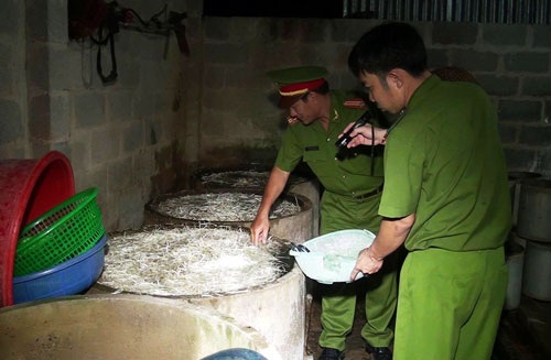 Cảnh sát môi trường kiểm tra mẫu giá ngâm hóa chất