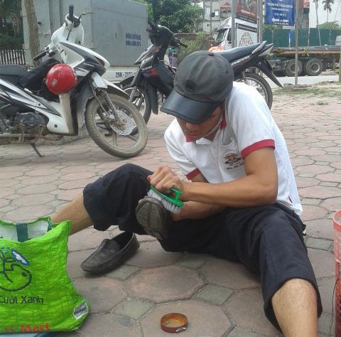 Bí mật của chàng trai tật nguyền khiến cư dân mạng "dậy sóng" - 3
Với mỗi đôi giầy, Tấn luôn nâng niu và tỉ mỉ