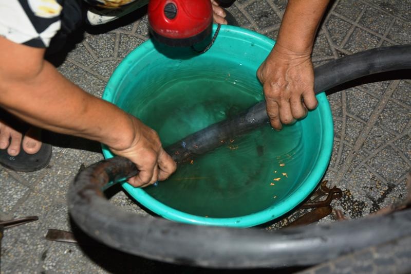 Bà Gái tâm sự, hàng ngày, bất kể nắng mưa cứ tới 6 giờ chiều bà đạp xe mang theo hộp đồ nghề ra ngã tư để bắt đầu làm việc. Trước đây, hai vợ chồng bà cùng làm nghề sửa xe, nhưng khi người chồng mất đi, một mình bà vẫn tiếp tục làm nghề này