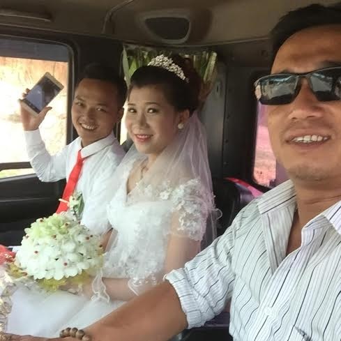 Đám cưới lạ ở Nghệ An: Rước dâu bằng cả đoàn xe cẩu - 2 Hình ảnh cô dâu chú rể khi ngồi trong xe cẩu rước dâu