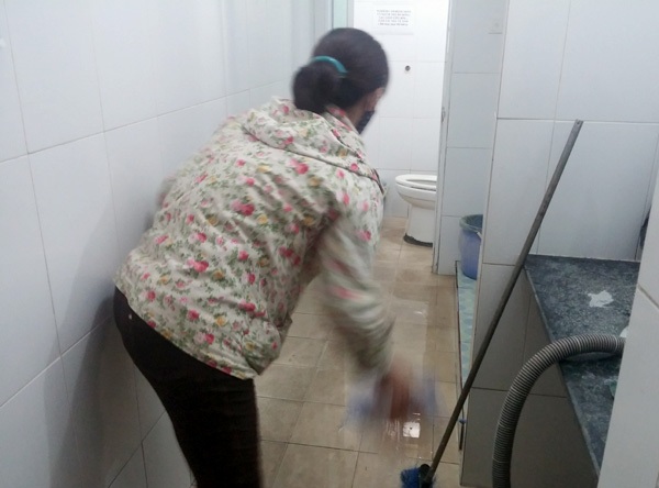 Sự thật đóng 220 nghìn mới được đi vệ sinh ở bệnh viện - 3 Chị Hoàn thường xuyên quét dọn nhà vệ sinh tại khoa Sản