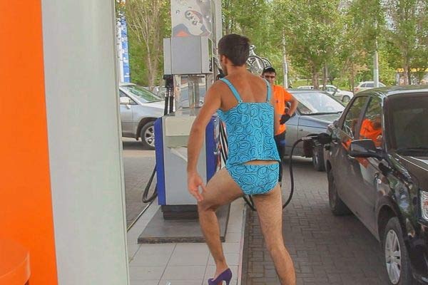 Đua nhau mặc bikini để nhận xăng miễn phí - 3 Đua nhau mặc bikini để nhận xăng miễn phí - 3