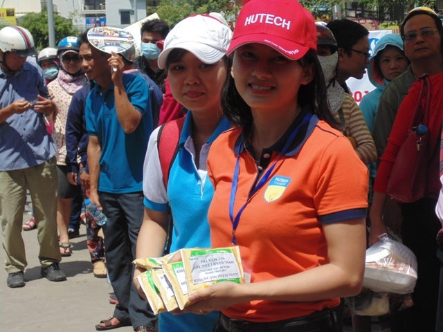 Để các thí sinh lấy lại sức khỏe để thi tiếp, các tình nguyện viên còn phát thêm sữa cho thí sinh.