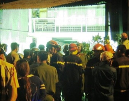 Cháy nhà giữa đêm khuya, 6 người trong gia đình thiệt mạng - 3 Hàng trăm chiến sĩ và lực lượng công an địa phương làm nhiệm vụ tham gia dập lửa tại hiện trường.
