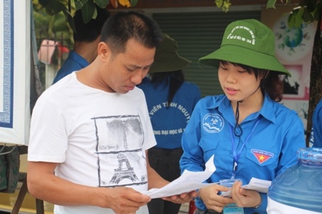 
Lực lượng tình nguyện viên có mặt tại các ngả đường, bến xe và điểm thi để hỗ trợ cho các thí sinh cũng như người nhà các thí sinh
