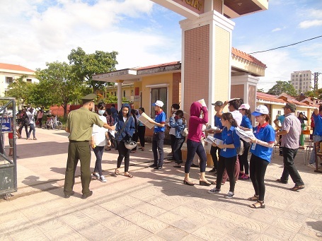 
Các tình nguyện viên có mặt tại các điểm thi để hỗ trợ thí sinh. (Ảnh: Tiến Thành)
