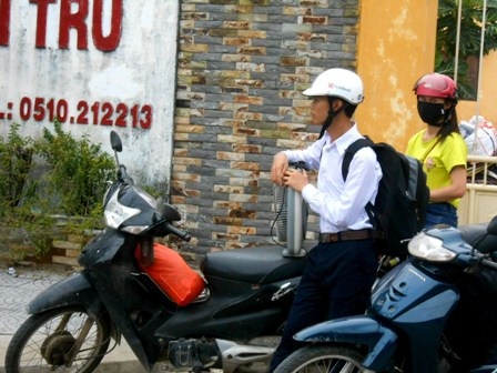 Tất tả về quê sau khi thi xong