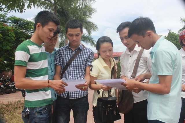 Các thí sinh đánh giá đề Văn không quá khó, dễ đạt điểm trung bình. (Ảnh: Đăng Đức)