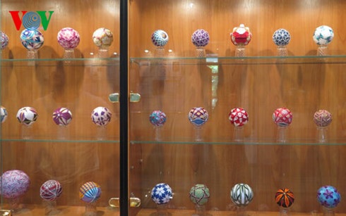 Những quả cầu thêu đa dạng họa tiết và sắc màu.