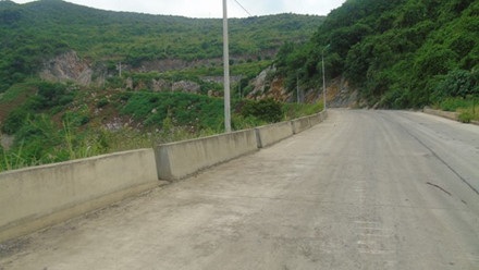 Ninh Bình: Đeo khẩu trang xem … tivi - 3 Cty Hạ Long bạt núi, mở đường lên lò đốt lốp trong núi. Ảnh: Xuân Hùng