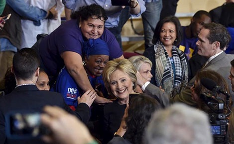 Chuyện bảo vệ các ứng cử viên Tổng thống Mỹ - 3 Hai mật vụ ngăn chặn, không cho một người phụ nữ chạm vào bà Clinton tại bang Nevada ngày 13-2-2016.