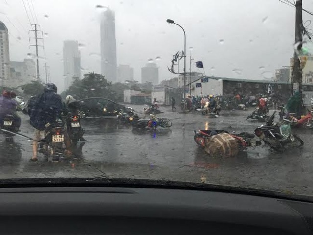 Cách điều khiển xe máy an toàn khi đi trong gió bão - 3 Hình ảnh người đi đường bị gió quật ngã hôm 28/7. Ảnh tư liệu