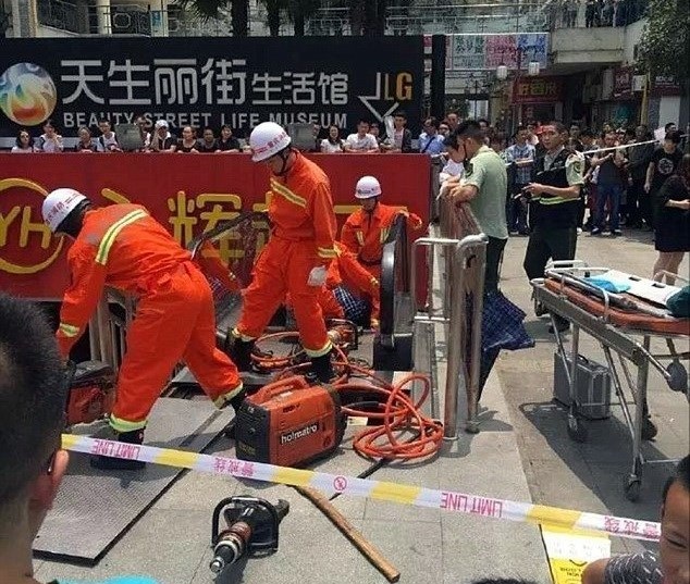 Lực lượng cứu hộ có mặt để giải cứu người đàn ông bị mắc kẹt.