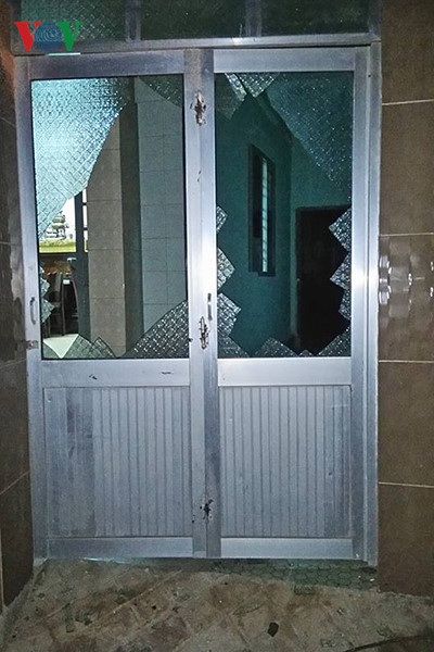 Nổ lớn tại đảo Phú Quý gây sập nhà, nhiều người bị thương - 3 Cửa bị vỡ do áp lực nổ.