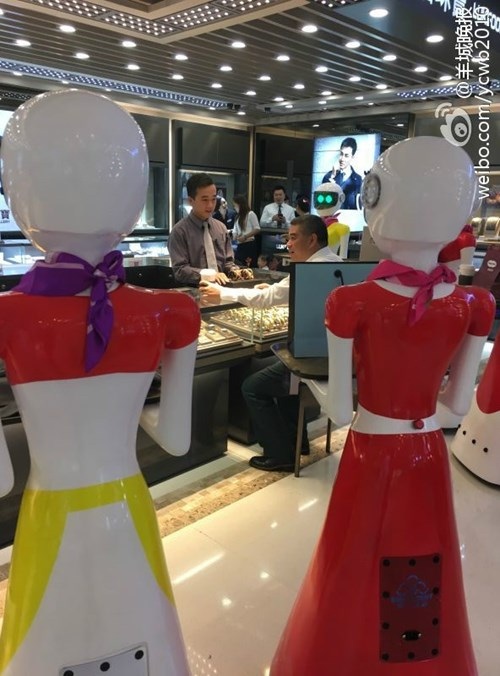 Đại gia đi mua sắm, cả dàn robot theo... xách đồ - 3 Đại gia đi mua sắm, cả dàn robot theo... xách đồ - 3