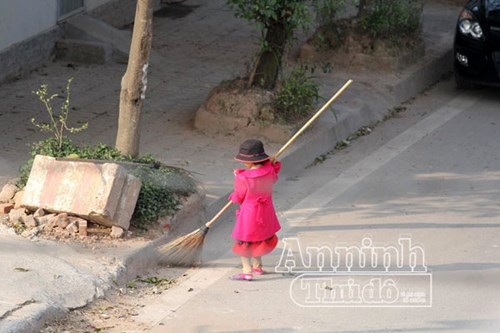 Xúc động hình ảnh em bé đi quét rác cùng mẹ trong ngày Tết - 3 Xúc động hình ảnh em bé đi quét rác cùng mẹ trong ngày Tết - 3