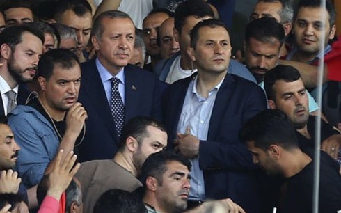 Điểm yếu chết người của phe đảo chính ở Thổ Nhĩ Kỳ - 2 Tổng thống Erdogan bên những người ủng hộ ở sân bay Ataturk (Istanbul). Ảnh: Reuters.
