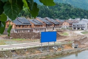 Trung Quốc: Công nhân rủ nhau rời nhà máy về quê lập nghiệp - 3 Một khu nghỉ dưỡng đang được xây dựng tại Quý Châu