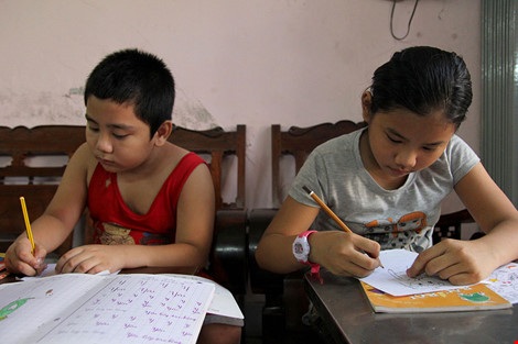 Vợ chồng giáo viên hơn 20 năm dạy miễn phí cho học sinh nghèo - 3 Lớp học của cô Thiền mở ra dành cho học sinh học từ lớp 1 đến lớp 12. Cô bảo, từ lớp 1 đến lớp 5, cô dạy hết tất cả các môn, còn từ lớp 6 trở lên thì dạy môn toán.