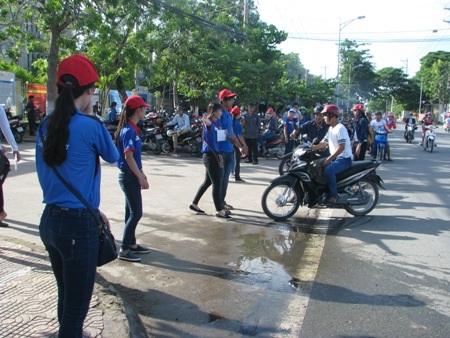 Tình nguyện viên nhiệt tình hướng dẫn thí sinh tại điểm thi cơ sở 2- ĐH Bạc Liêu.