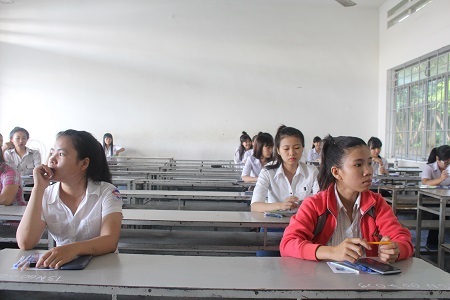 Thí sinh vào phòng thi chuẩn bị thi môn Toán - Ảnh: Viết Hảo