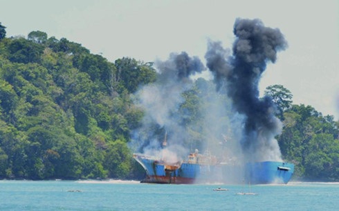 Indonesia có thể xem lại quan hệ với Trung Quốc vì Biển Đông - 3 Một tàu cá đánh bắt trái phép bị Indonesia đánh chìm. (Ảnh minh họa: AFP)
