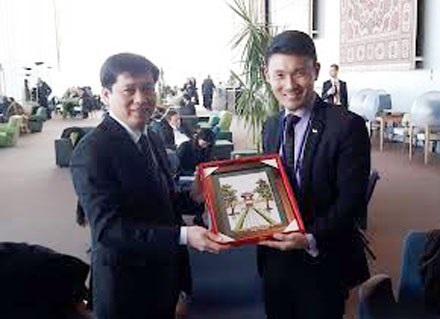 
 Đồng chí Nguyễn Long Hải tặng quà cho ông BAEY Yam Keng - Thư Ký Quốc Hội tại Bộ Văn Hóa, Cộng Đồng và Thanh Niên Singapore.
