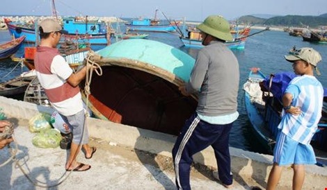 Hà Tĩnh ưu tiên hỗ trợ ngư dân đóng tàu lớn đánh bắt cá xa bờ - 2 Tỉnh Hà Tĩnh đã có chính sách hỗ trợ để ngư dân trên địa bàn tỉnh bị ảnh hưởng sự cố môi trường, đóng tàu lớn ra khơi xa bám biển.