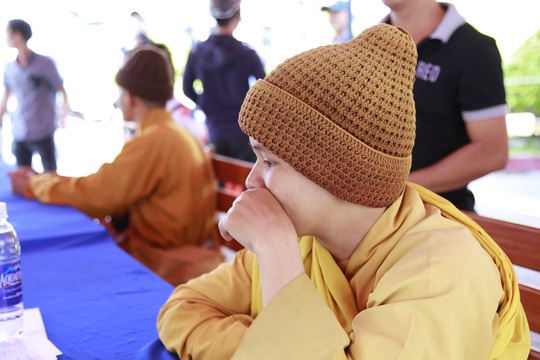 "Nhà sư" khất thực kiếm tiền mua sữa cho con! - 3 Hường khai vừa đẻ con xong thì đi khất thực kiếm tiền mua sữa