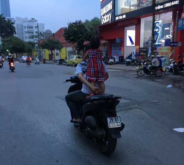 Ông bố chở con "liều mạng" trên đường gây bức xúc - 3 Nhiều người lo ngại ý thức của trẻ bị ảnh hưởng do tác động từ người lớn. Ảnh: Diễn đàn OF