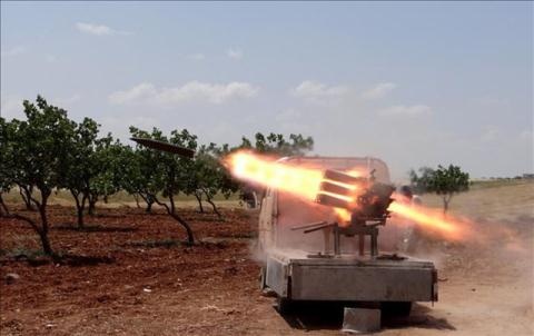 IS tấn công khắp nơi, người Kurd ra tay dẹp loạn - 3 Vụ bắn rocket diễn ra vài giờ sau khi lệnh ngừng bắn ở Syria có hiệu lực. Ảnh: AA.com.tr
