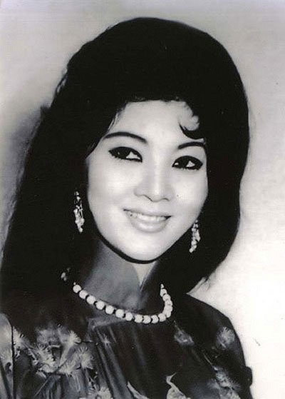 Nhan sắc thời trẻ của tuyệt đỉnh giai nhân Thẩm Thúy Hằng - 3 Thẩm Thúy Hằng sinh năm 1941 tại Hải Phòng. Bà tên thật là Nguyễn Kim Phụng. Từ khi đi học, Kim Phụng đã nức tiếng là hoa khôi trong giới học sinh.
