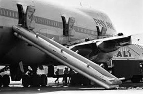 Chuyện chưa kể trong vụ không tặc máy bay Pan Am năm 1986 - 3 Cầu trượt thoát hiểm trên chiếc máy bay.