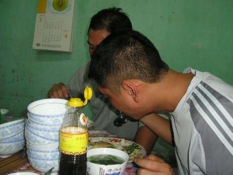 Hình sự đặc nhiệm ngày ấy… bây giờ - 3 Bữa cơm đạm bạc của lính hình sự đặc nhiệm trước khi vào ca tuần tra.