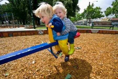 Trường học "một giới" - 2 Trò chơi tuổi nhỏ đóng một phần quan trọng trong xóa đi ngăn cách về giới. (Nguồn: afterellen.com)