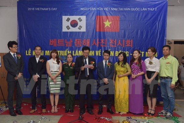 Triển lãm những hình ảnh chân thực về Biển Đông tại Hàn Quốc - 3 Ông Lee Min-keon, Chủ tịch Hội gia đình đa văn hóa Việt-Hàn tại Hàn Quốc, phát biểu khai mạc triển lãm. (Ảnh: Phạm Duy/Vietnam+)