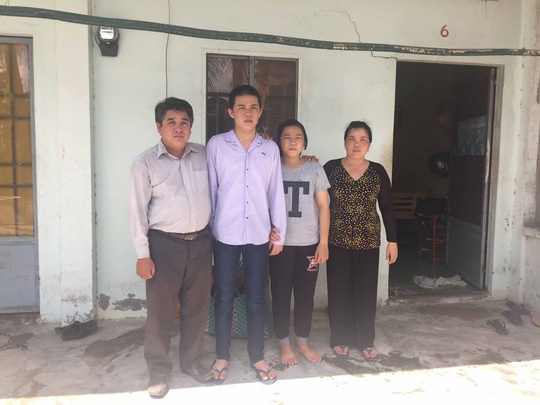 Vụ 3 bị cáo kêu oan ở Cà Mau: Đoàn tụ trong nước mắt - 3 Lê Minh Nhựt trong vòng tay cha mẹ và em gái