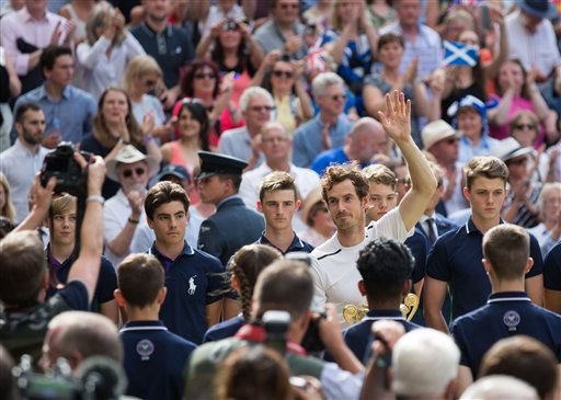 Những khoảnh khắc tuyệt vời của Murray ở chung kết Wimbledon 2016 - 20
Murray vẫy chào người hâm mộ. Cổ động viên tại Vương quốc Anh luôn ủng hộ rất nhiệt tình cho Murray