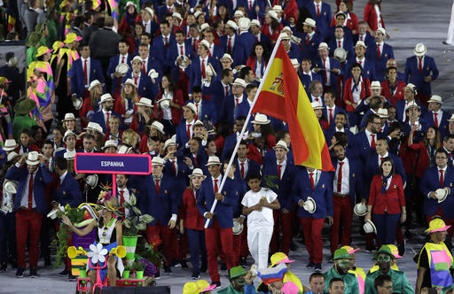 Lễ khai mạc Olympic 2016: Rực rỡ sắc màu, ánh sáng - 27
Vận động viên quần vợt Rafael Nadal cầm cờ cho đoàn thể thao Tây Ban Nha