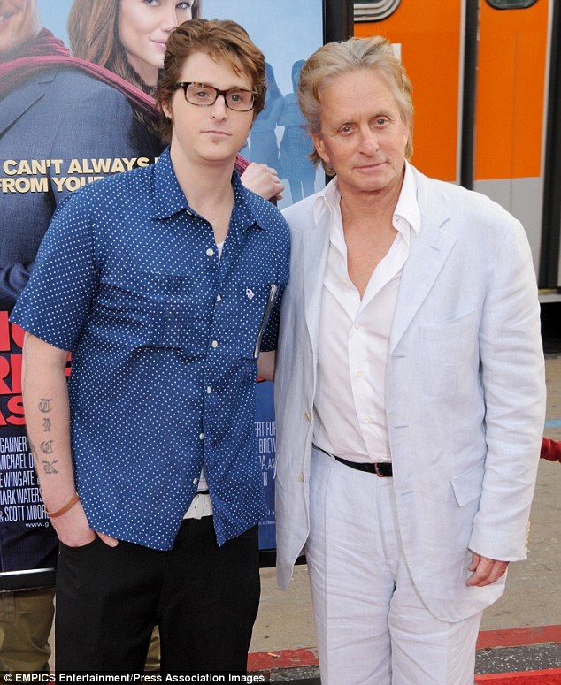 Sau sóng gió, tình yêu của Michael Douglas và Catherine Zeta-Jones mạnh mẽ hơn - 6
Michael Douglas và con trai riêng, Cameron Douglas (37 tuổi), đang phải ngồi tù vì dính tới ma túy.