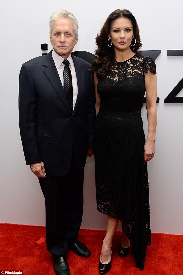 Sau sóng gió, tình yêu của Michael Douglas và Catherine Zeta-Jones mạnh mẽ hơn - 1
Michael Douglas và Catherine Zeta-Jones yêu nhau hơn sau khủng hoảng hôn nhân vào năm 2013.