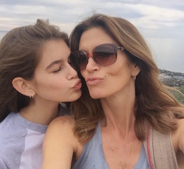 
Cindy Crawford và con gái Kaia (14 tuổi) trong bức ảnh chụp chung mới nhất.
