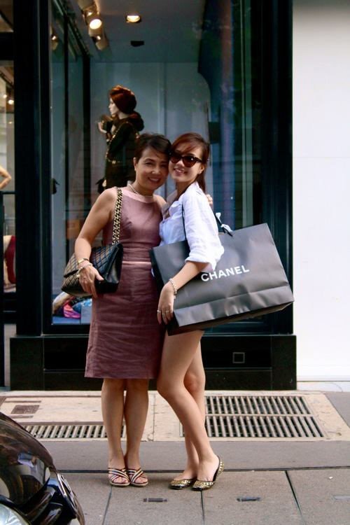 3 nàng hot girl Việt xinh, cao, nhà giàu và sành điệu - 13
Hai mẹ con Mie thường đi mua sắm đồ hiệu cùng nhau.