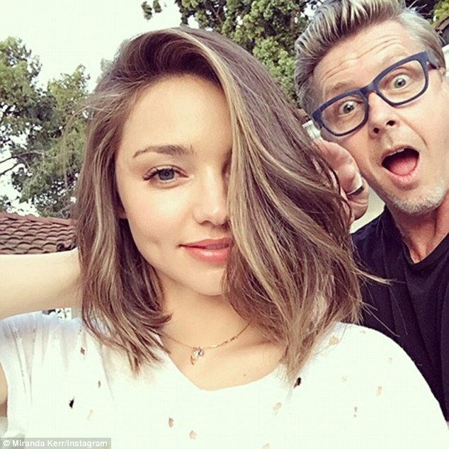 
Miranda Kerr khoe mái tóc ngắn ngang vai cực trẻ trung và mới mẻ trên trang cá nhân.
