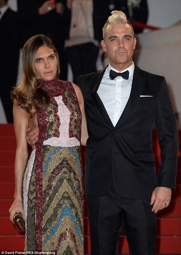 Vợ Robbie Williams bị kiện vì lạm dụng tình dục - 2
Bà xã của Robbie Williams còn bị người trợ lý cũ tố có hành động lạm dụng tình dục với anh trong thời gian anh còn làm việc cho gia đình ca sĩ nổi tiếng.